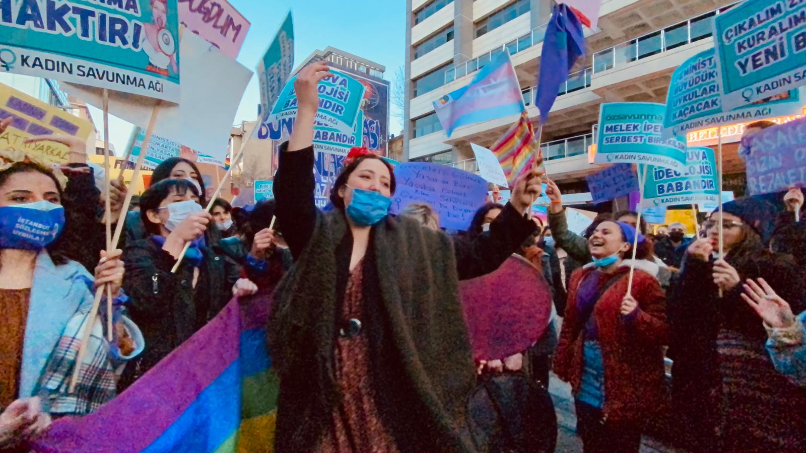 Ankara&#8217;da gökkuşağı barikatı aştı: &#8220;Erkek şiddetine ve erkek egemenliğine karşı feminist özsavunma&#8221;