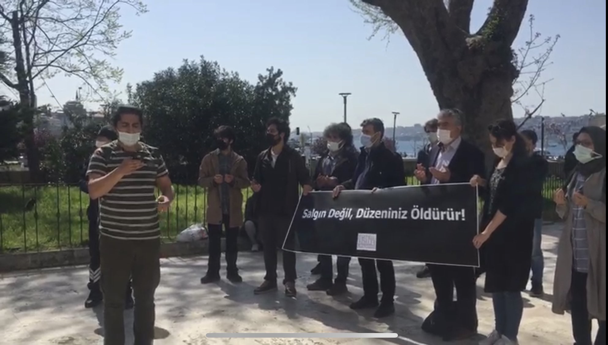 Polis, cenaze namazlı protestoya saldırdı: &#8220;Soylu&#8217;ya serbest, bize yasak mı?&#8221;