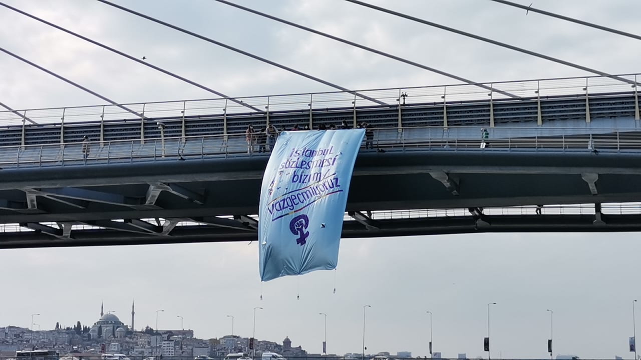 İstanbul Sözleşmesi&#8217;ni Uygula Kampanya Grubu, İstanbul&#8217;u &#8220;Sözleşmeden vazgeçmiyoruz&#8221; pankartlarıyla donattı