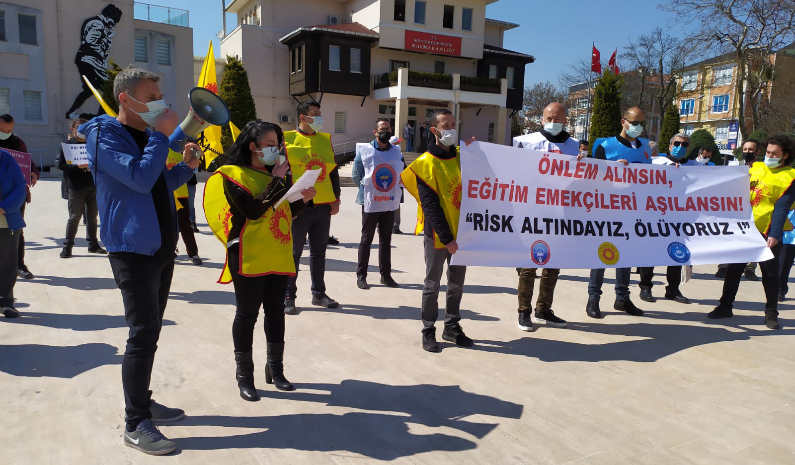 Eğitim emekçileri Büyükçekmece İlçe Milli Eğitim Müdürlüğü önünde: “26 eğitim emekçisi yaşamını yitirdi, aşı nerede?”