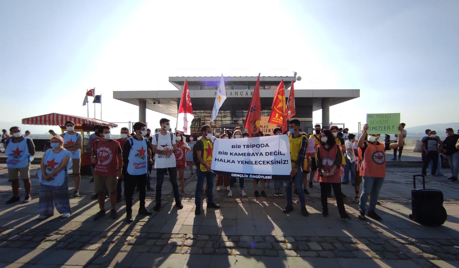 Gençlik örgütlerinden Alsancak Vapur İskelesi&#8217;nde protesto: &#8220;Mafya, çete; işte AKP&#8221;