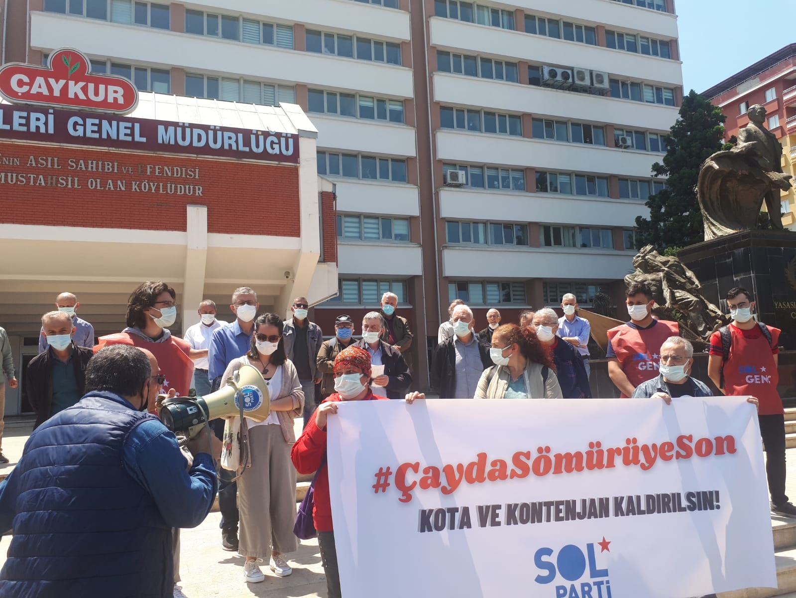 Rize&#8217;de iki noktada &#8220;Çayda kota ve kontenjan kalksın&#8221; eylemi