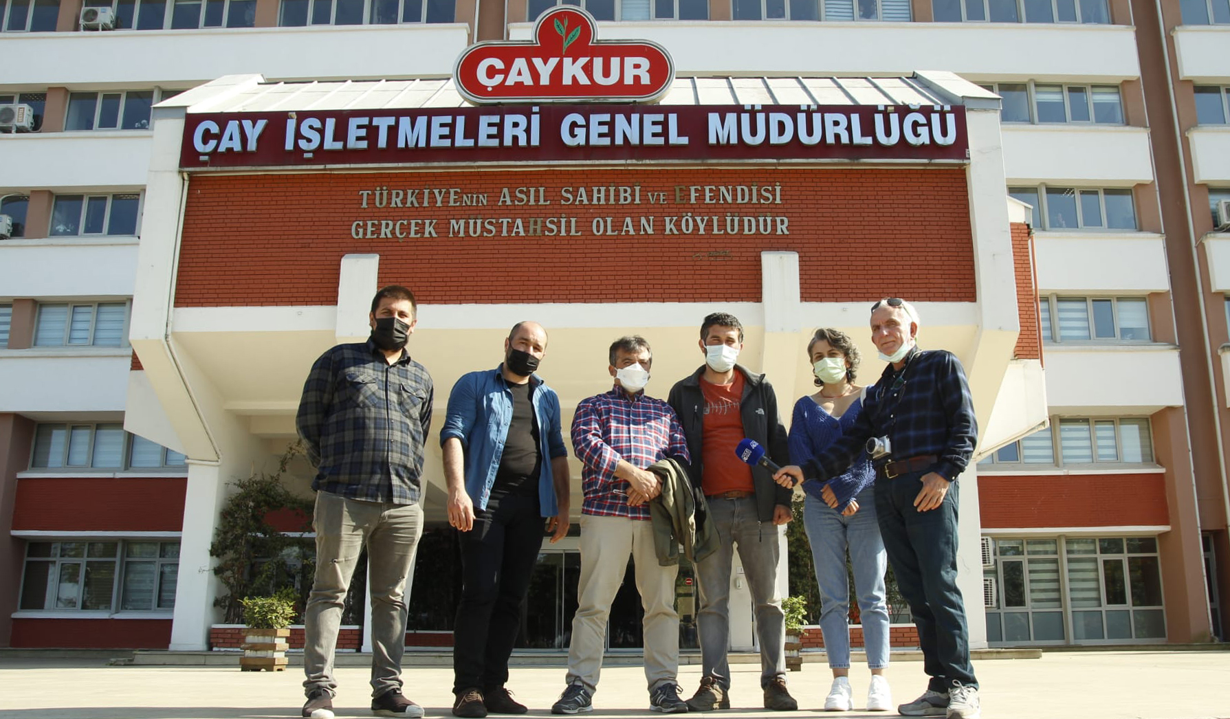 Hopa Halkevi yöneticileri, üreticilerin taleplerini Çaykur&#8217;a iletti: &#8220;Alın terimiz için Hopa Metin Lokumcu Meydanı&#8217;nda buluşalım&#8221;