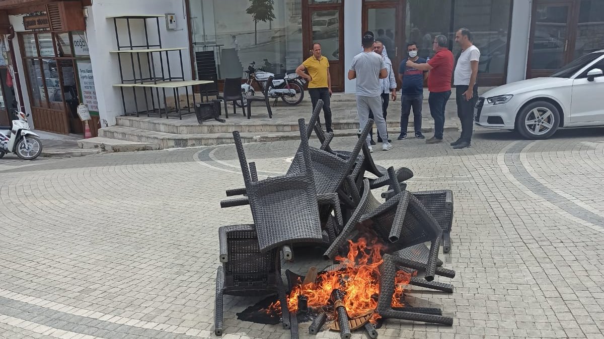 Antalya’nın Elmalı ilçesinde çorbacı dükkanı sahibi sandalyeleri yaktı