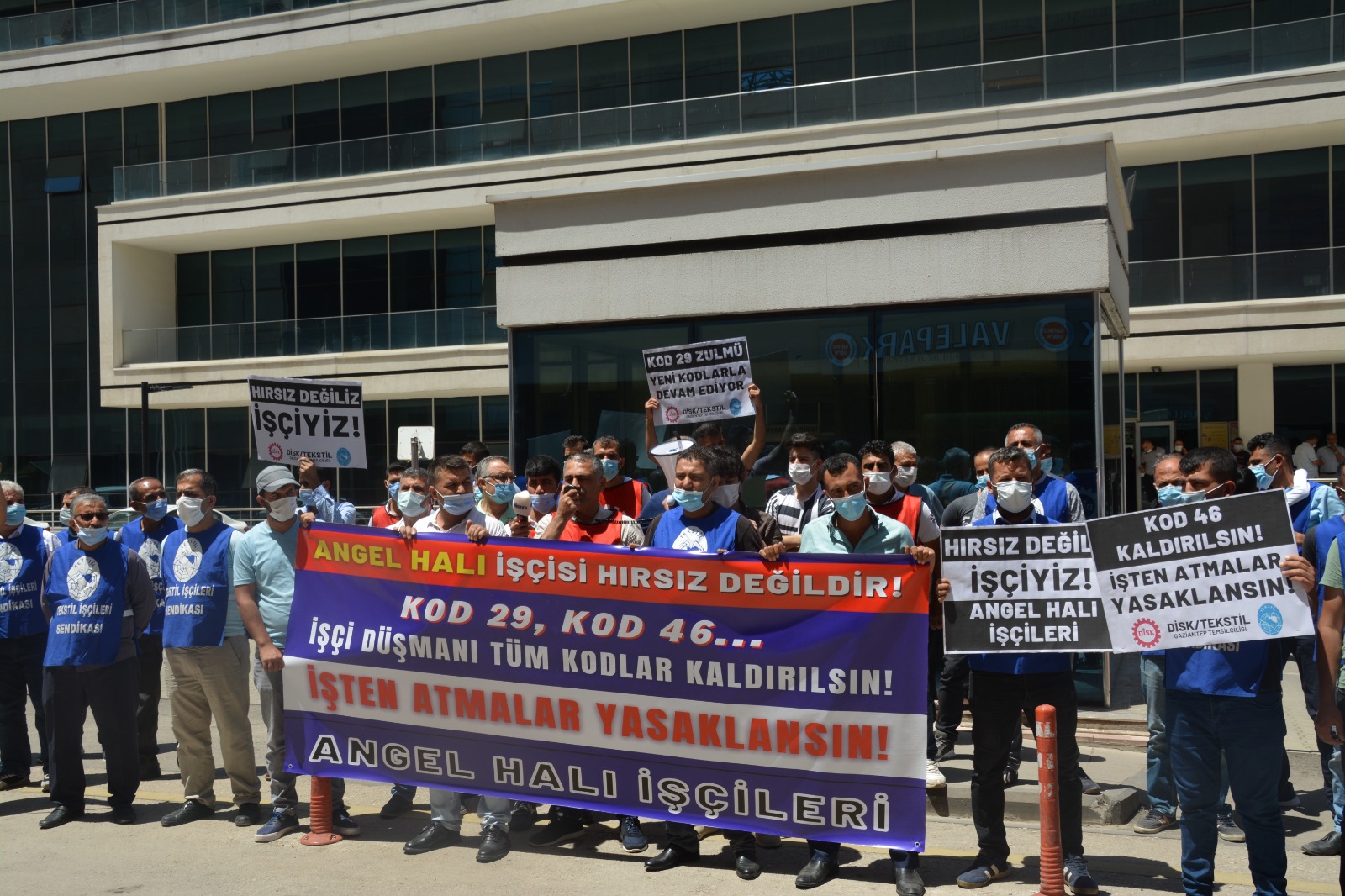Kod 46&#8217;ya direnen Angel Halı işçileri SGK İl Müdürlüğü önünde: &#8220;Kod 29 gitti Kod 46 geldi&#8221;