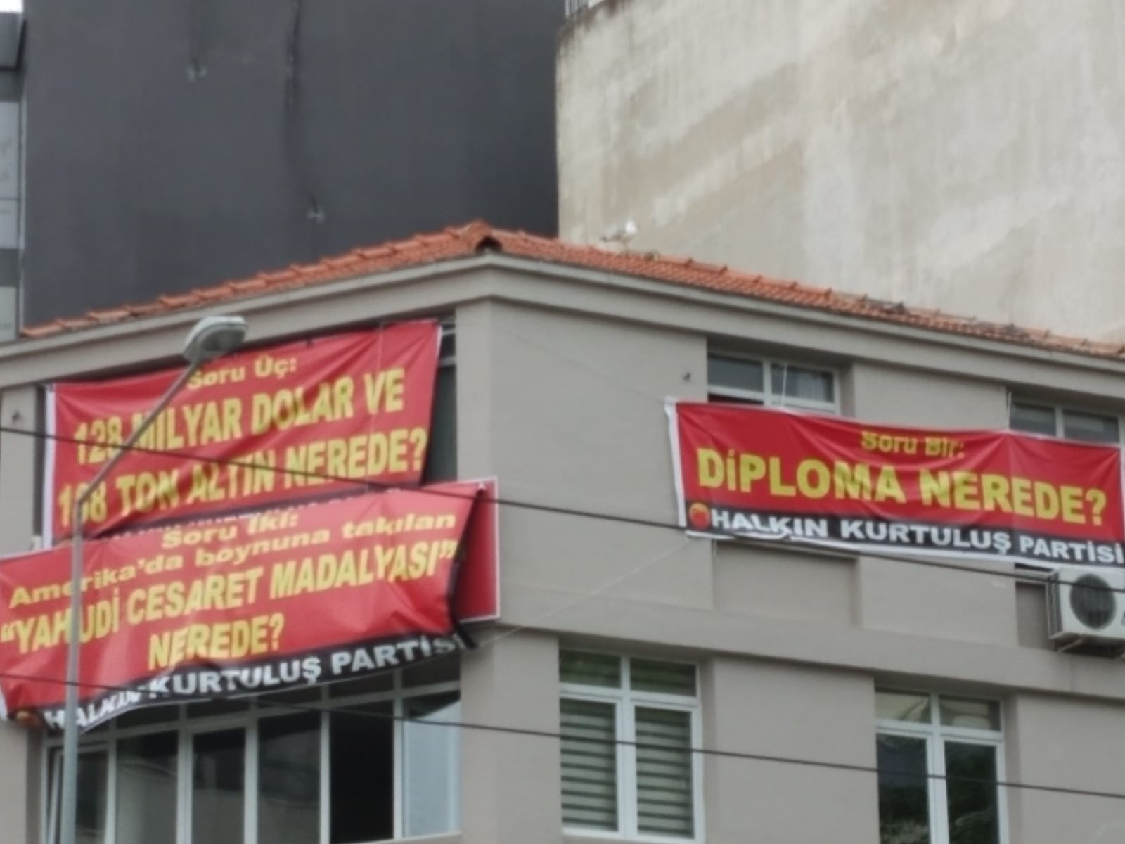 HKP Genel Sekreter Yardımcısı pankart nedeniyle gözaltına alındı ifadesinin ardından serbest bırakıldı