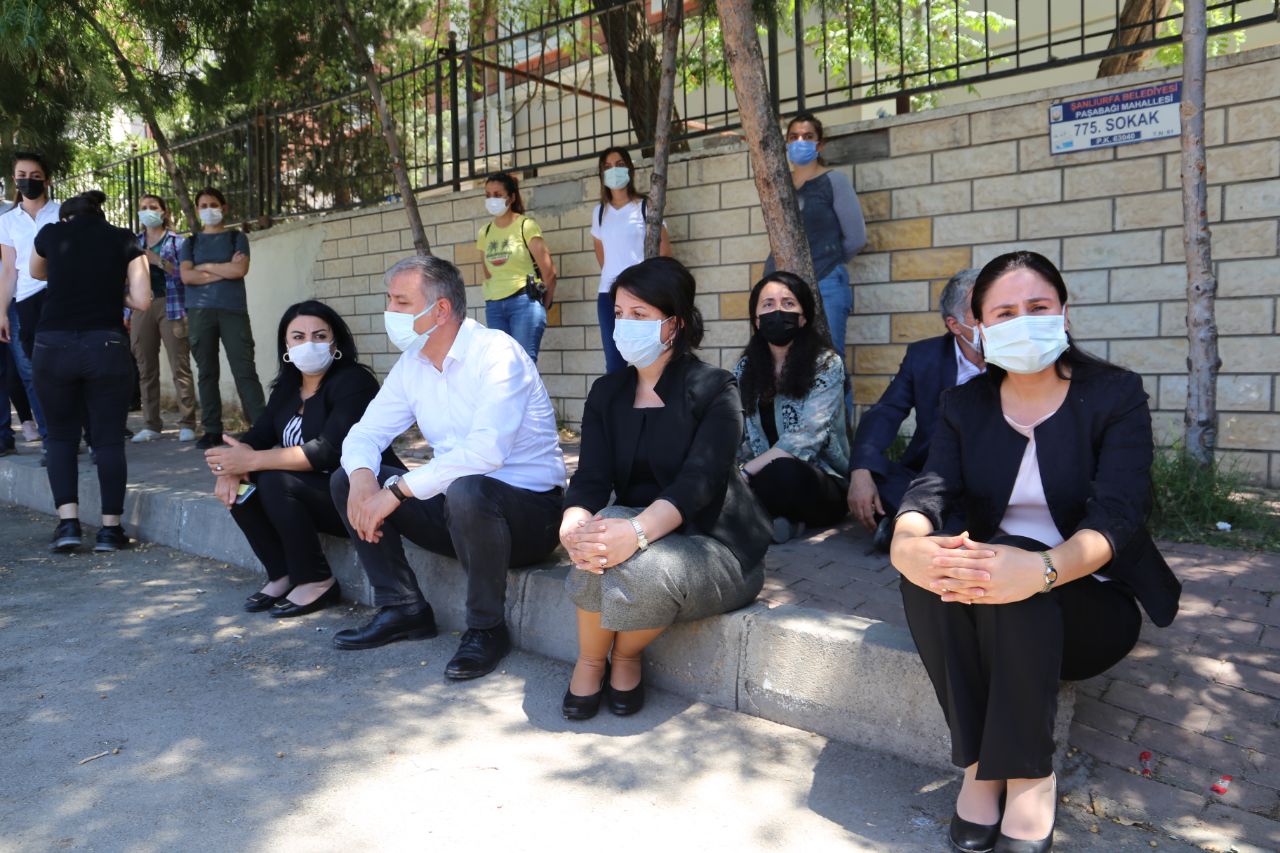 Şenyaşar ailesi gözaltına alınınca Urfa Adliyesi&#8217;ndeki nöbet yerine Buldan gitti: &#8220;Şenyaşar ailesi aradığı adalete kavuşacak&#8221;