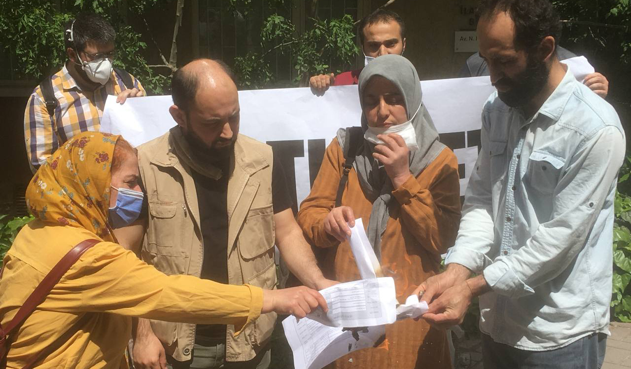 Erdoğan&#8217;ın helallik istediği esnaf Ankara&#8217;da vergi levhalarını yaktı: &#8220;Bu da battığımızın sembolüdür&#8221;