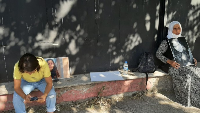 Gülistan Doku’nun ailesi Tunceli Adliyesi önünde oturma eyleminde