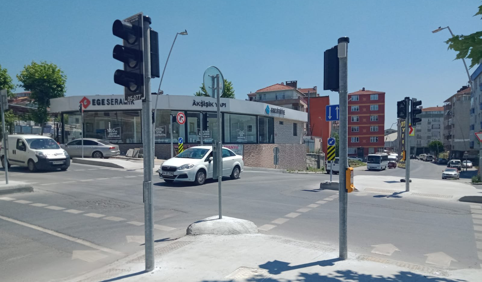 Bahçelievler&#8217;de ölümlü kazaların yaşandığı kavşağa trafik ışığı 3 yıl sonra dikildi