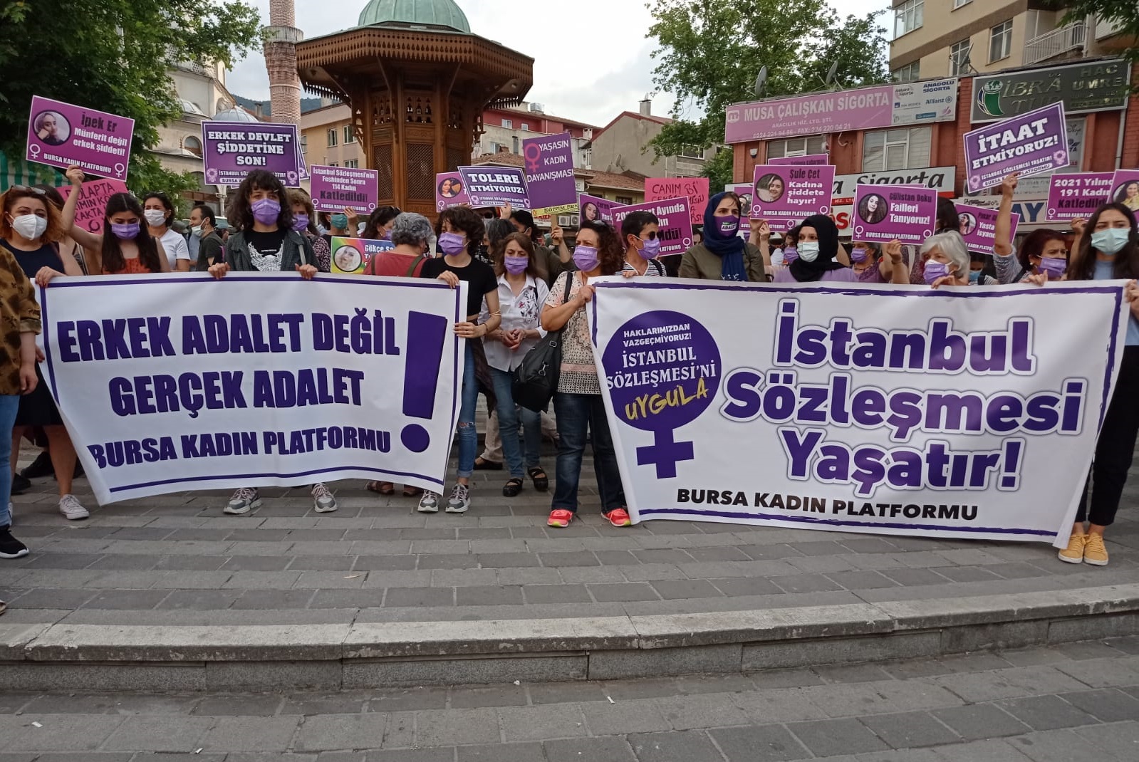 Bursa&#8217;da kadınlar sokakta: &#8220;İstanbul Sözleşmesi&#8217;nden vazgeçmiyoruz!&#8221;