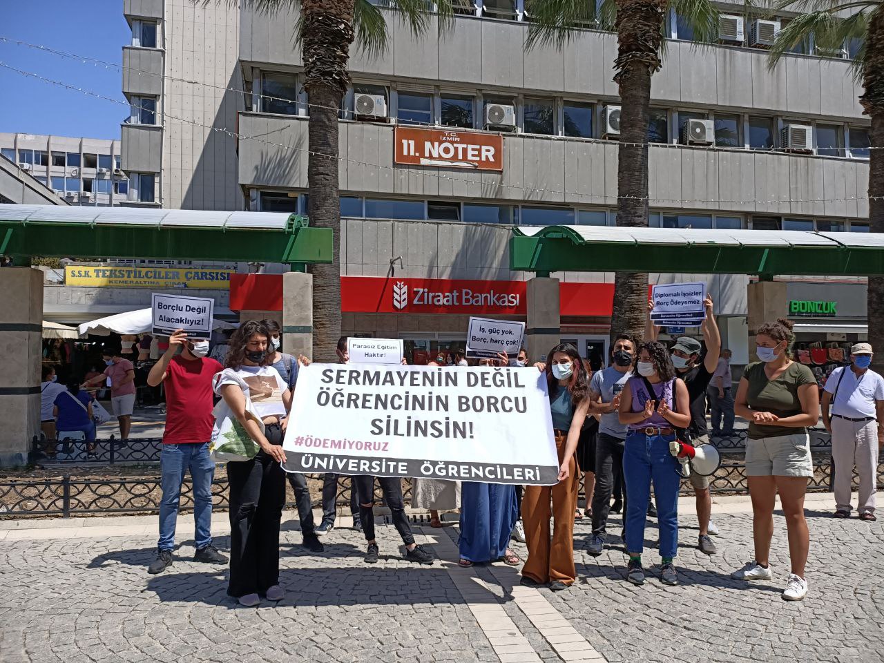 İzmir&#8217;de üniversite öğrencileri, Ziraat Bankası önünden seslendi: &#8220;Ödemiyoruz&#8221;