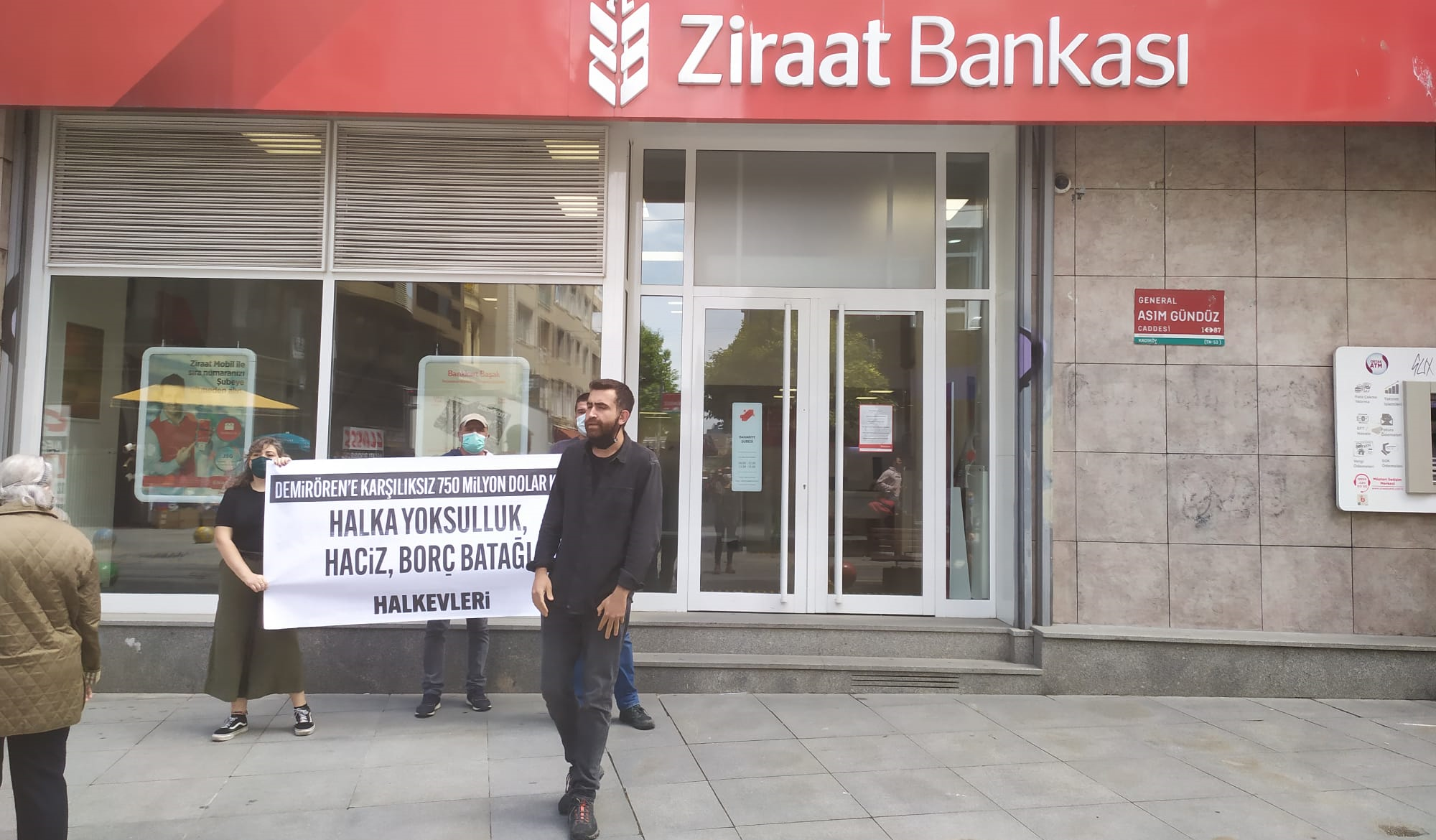 Halkevlerinden Ziraat Bankası önünde eylem: &#8220;Halka yoksulluk, haciz, borç batağı&#8221;