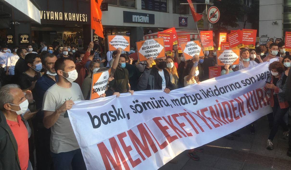 Suçlular ittifakıyla mücadele çağrısı yapan sosyalistlere polis saldırısı: “Siz de iktidarınız da yargılanacaksınız!”