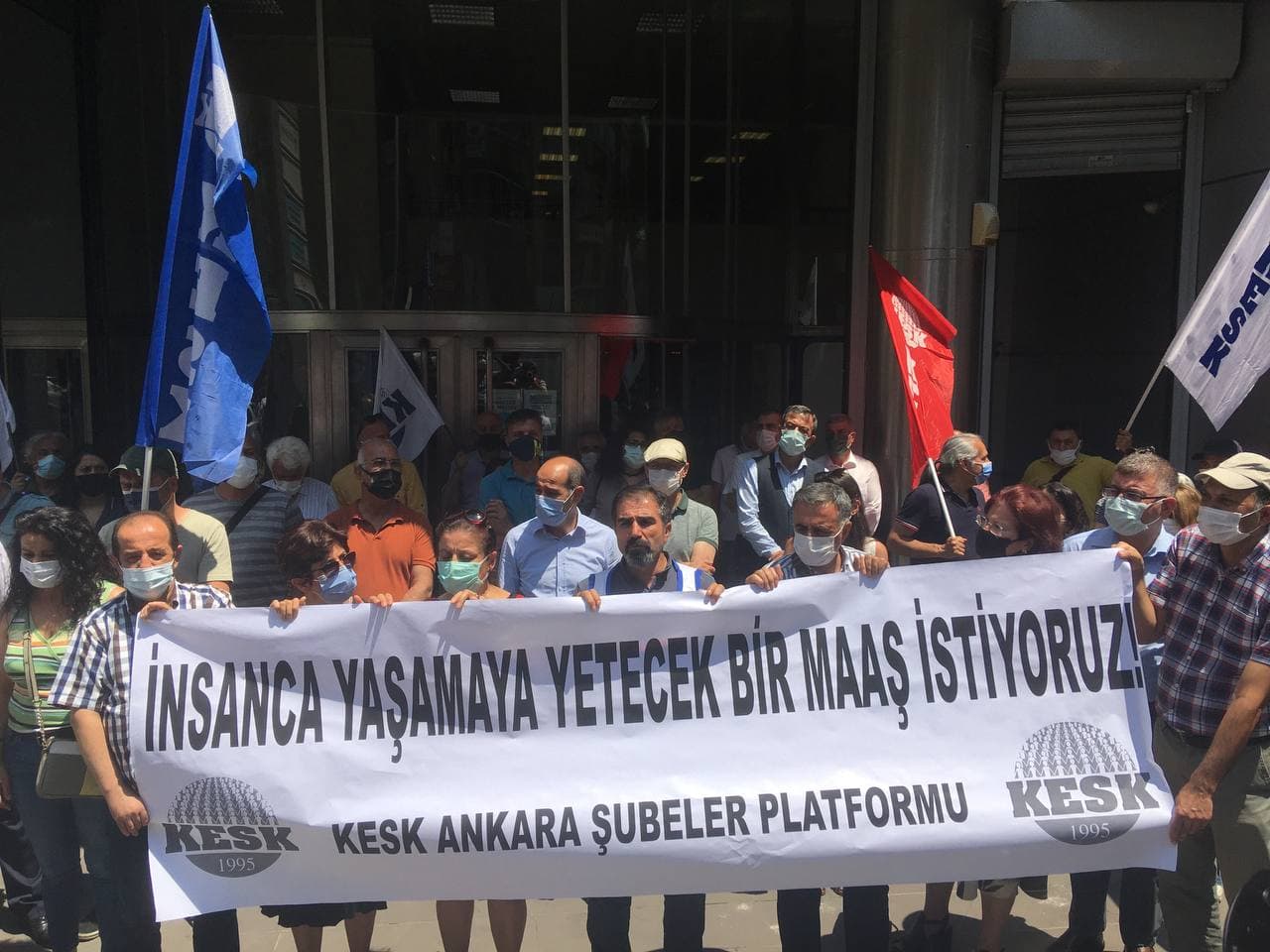 KESK, &#8220;insanca yaşamaya yetecek maaş&#8221; talebiyle Ankara&#8217;da sokakta