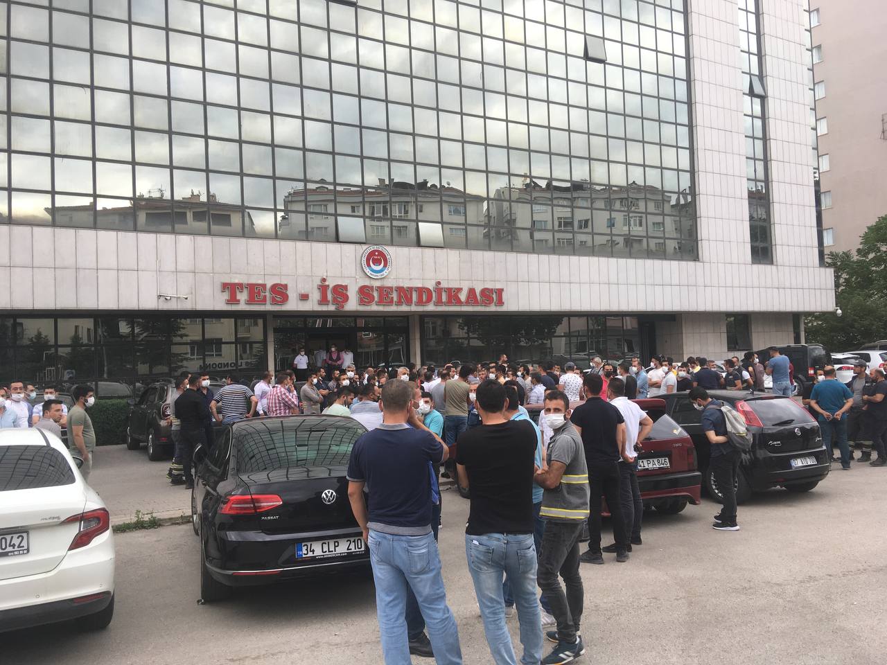 EnerjiSA işçileri sefalet zammına karşı sarı sendika TES İŞ’in kapısına dayandı