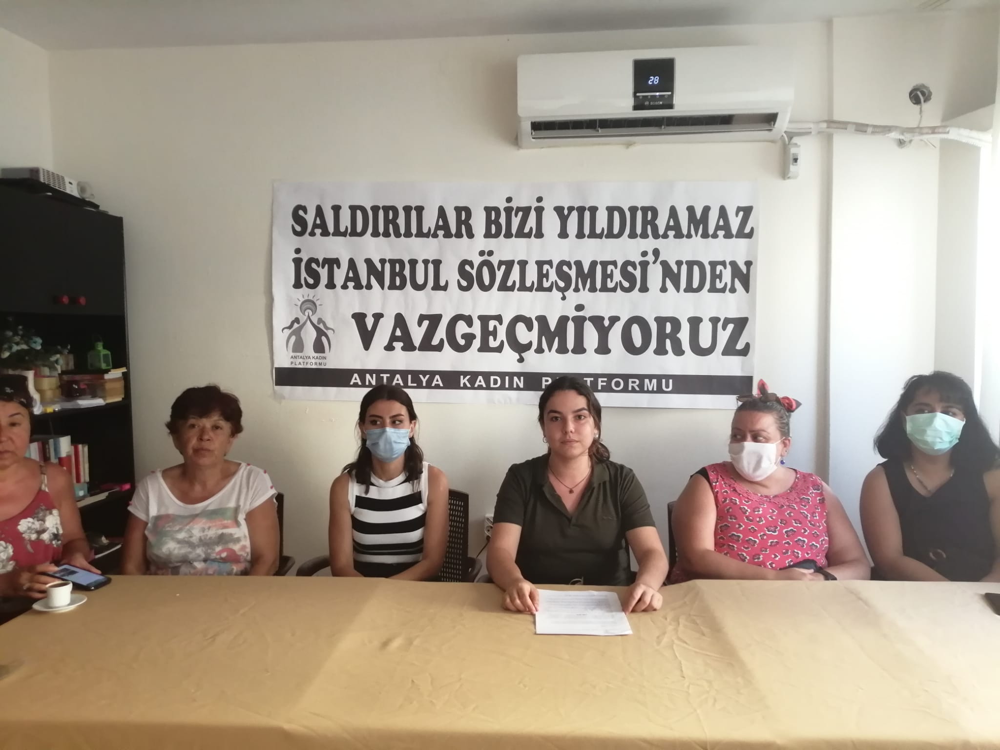 Antalya Kadın Platformu&#8217;ndan 1 Temmuz eyleminde saldırıya uğrayan kadınlar için açıklama: &#8220;Tek bir kadının kirpiği yere düşmeyinceye kadar&#8230;&#8221;