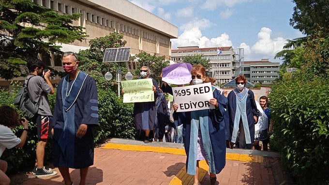 Boğaziçili akademisyen ve öğrencilerden kayyum rektör Naci İnci protestosu: &#8220;Yüzde 95 reddediyor&#8221;