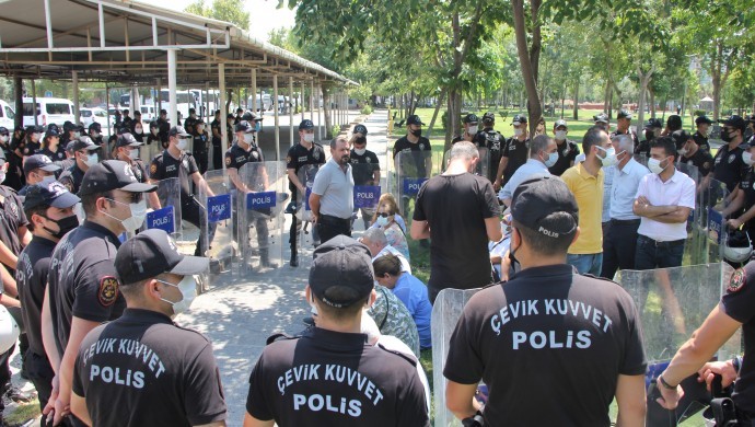 Diyarbakır&#8217;da cenazelerin kargoyla gönderilmesine protesto