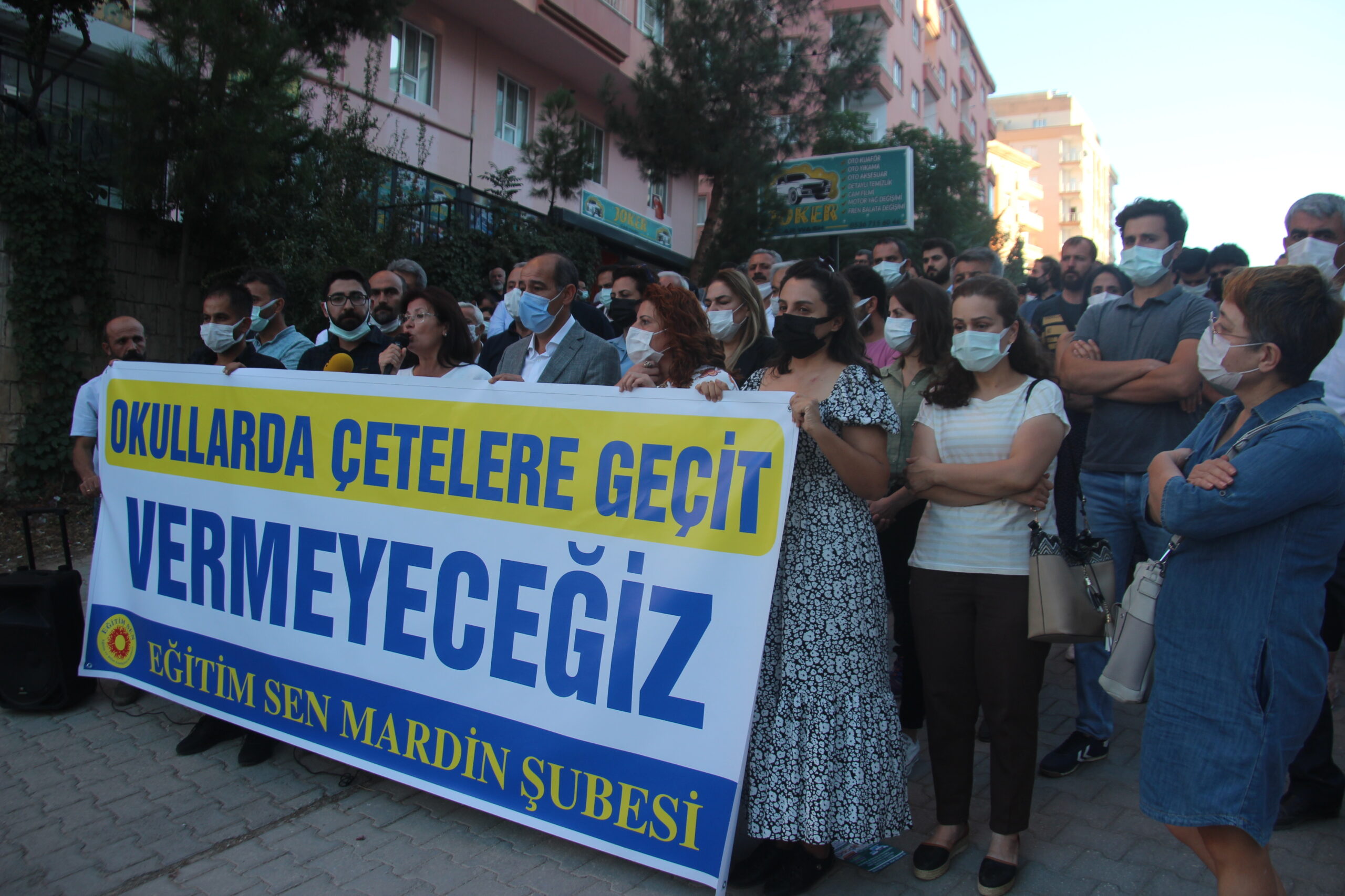 Eğitim-Bir-Sen&#8217;li okul idaresinin Eğitim-Sen&#8217;li öğretmene yönelik saldırıyı azmettirmesine tepki: &#8220;Okullarda çetelere geçit vermeyeceğiz&#8221;