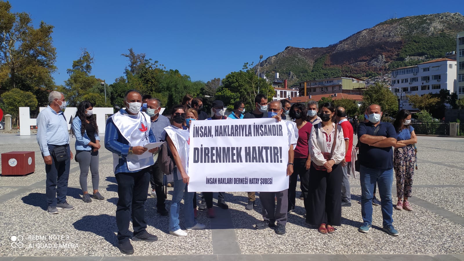 Defne Kaymakamlığı uydurma bir gerekçeyle İHD&#8217;nin dayanışma konserini yasakladı, yasak protesto edildi