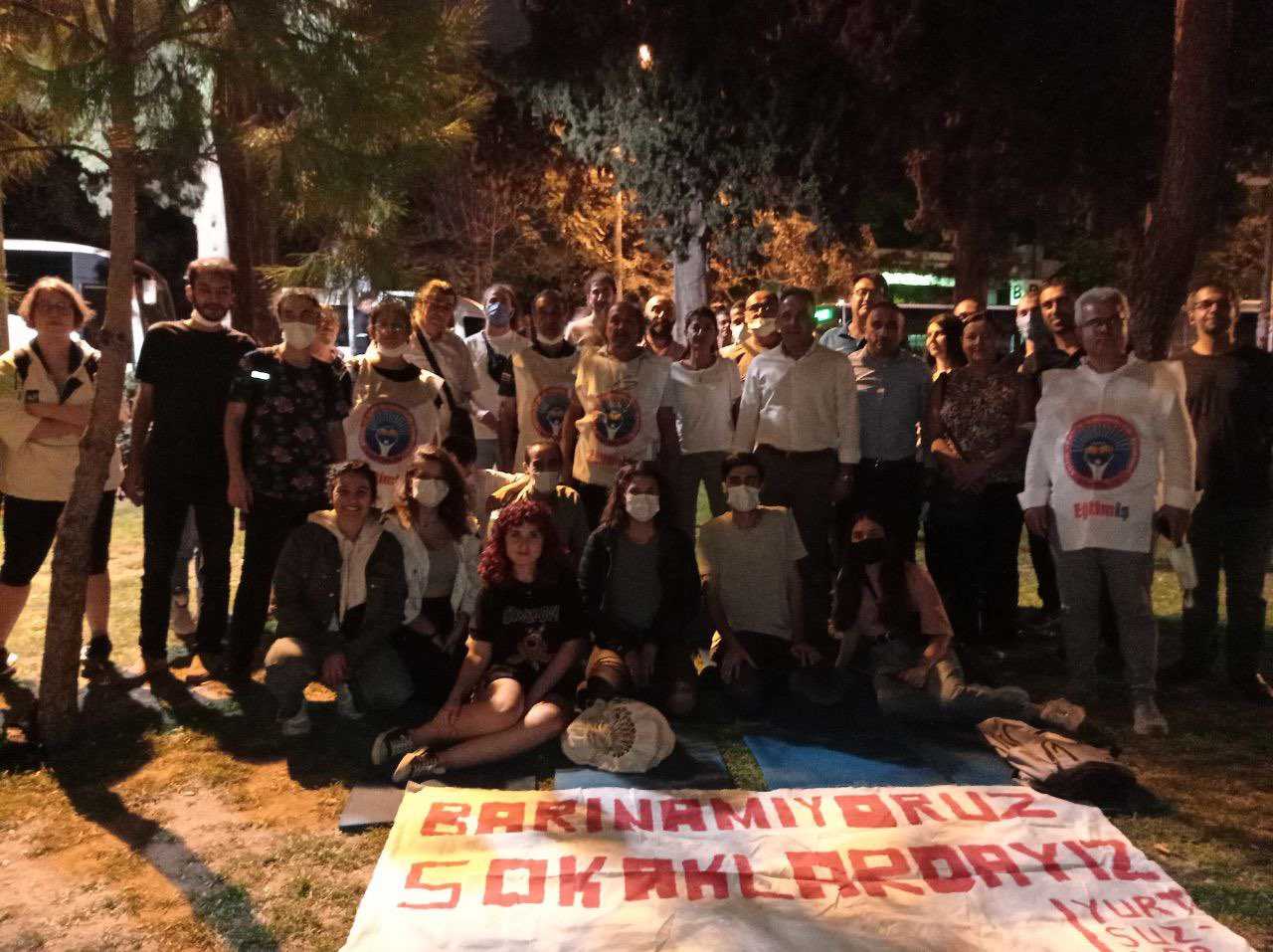 İzmir’de Yurtsuzlar, nöbetlerinin üçüncü gününde sokakta