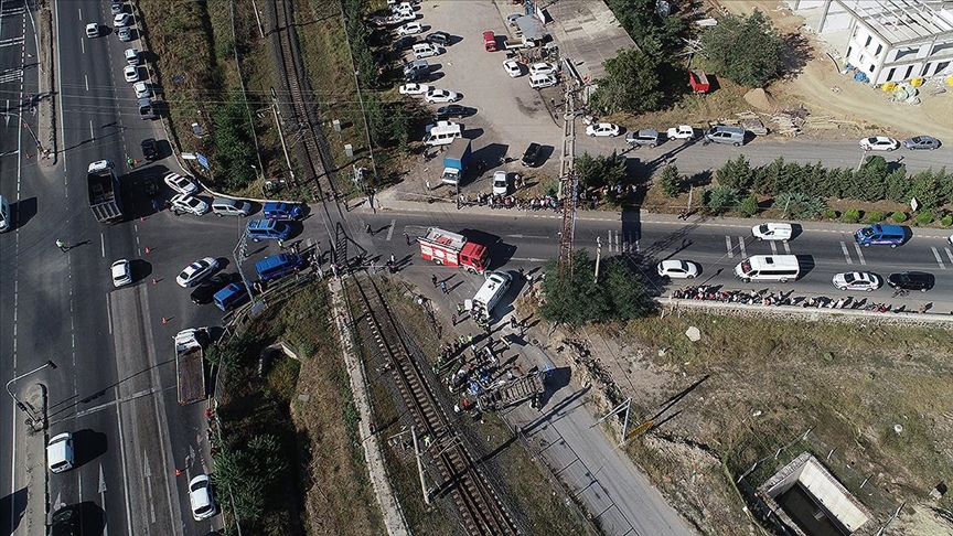 Tekirdağ&#8217;da yük treni, işçileri taşıyan servis minibüsüne çarptı: 6 ölü, 7 yaralı