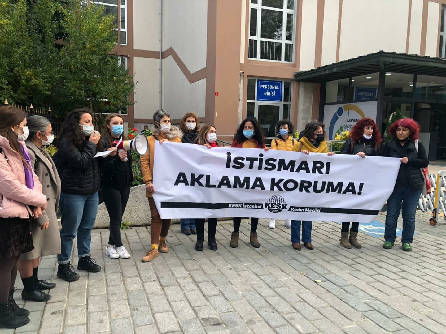 KESK İstanbul Kadın Meclisi, Burak Ercan&#8217;ın istismarcı olduğu halde öğretmenliğe devam etmesine karşı İl Milli Eğitim Müdürlüğü önündeydi