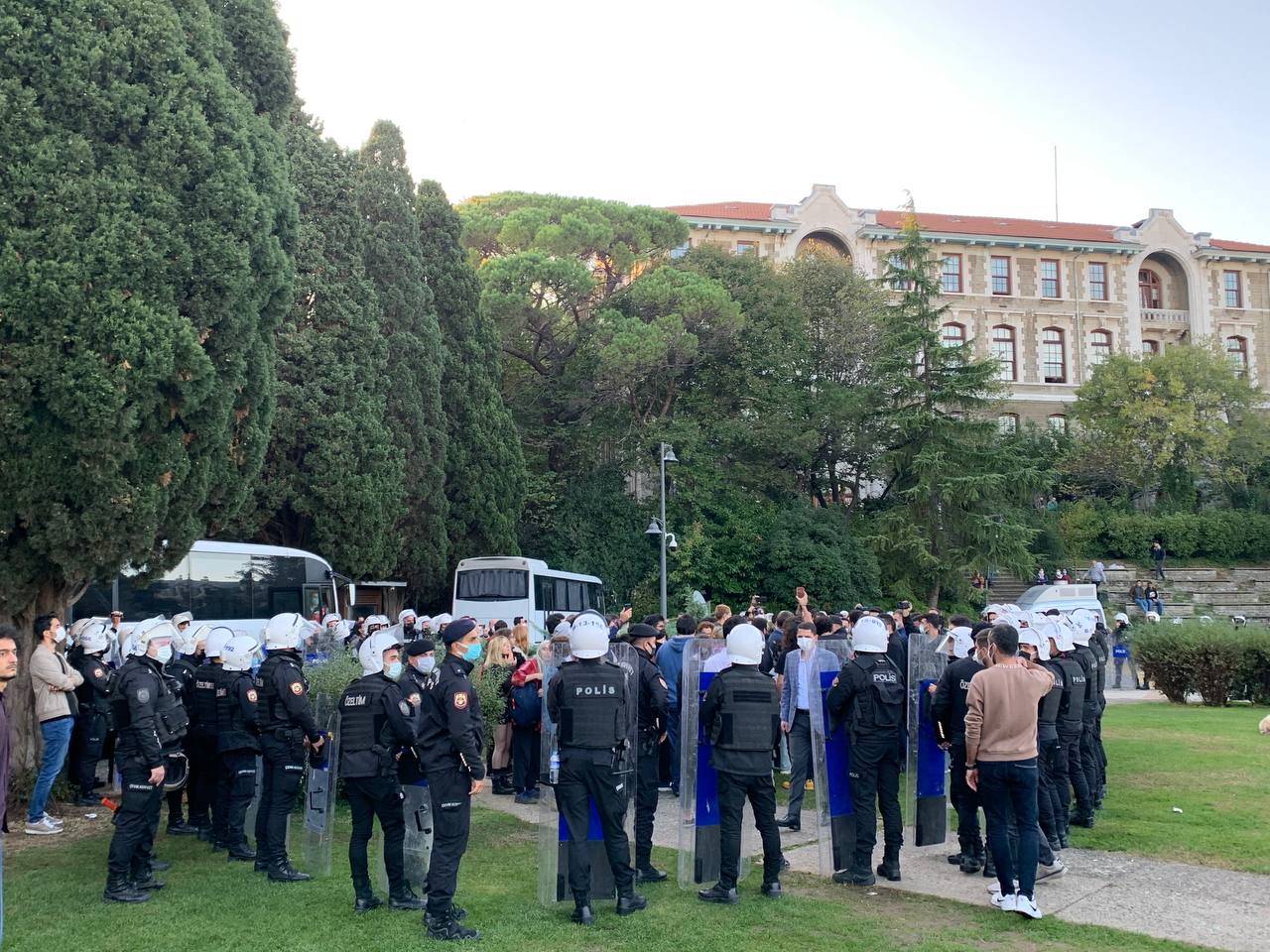 Boğaziçi&#8217;nde gözaltına alınıp mahkemeye sevk edilen öğrenciler serbest bırakıldı