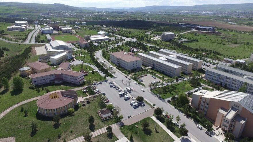 Sivas Halkevi&#8217;nin Rektörlük onaylı afişleri üniversite kampüsünden toplatıldı, ne rektörlük üstleniyor ne polis