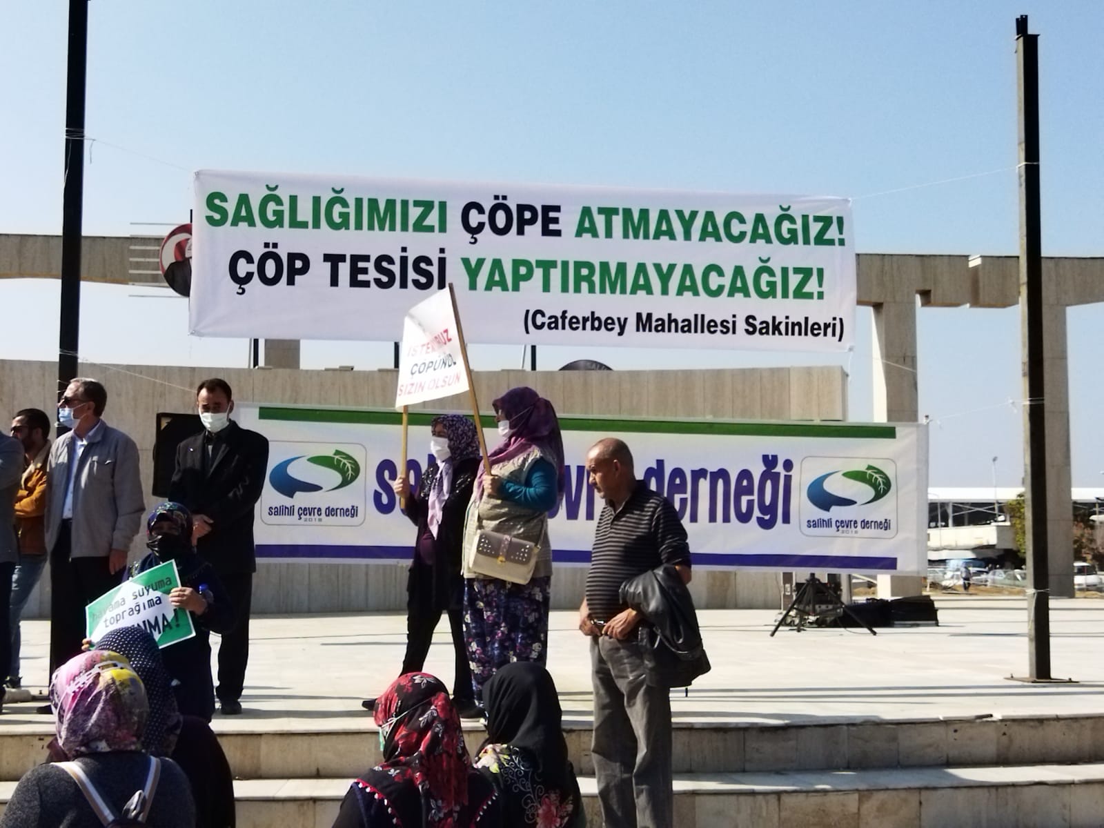 Manisa’da halk mahallelerine yapılmak istenen atık depolama tesisi için eylemdeydi: “Sağlığımızı çöpe atmayacağız, çöp tesisi yaptırmayacağız”
