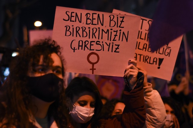 Biz o kadını tanıyoruz, tıpkı o bıçağı tanıdığımız gibi &#8211; Sibel Yükler (5 Harfliler)