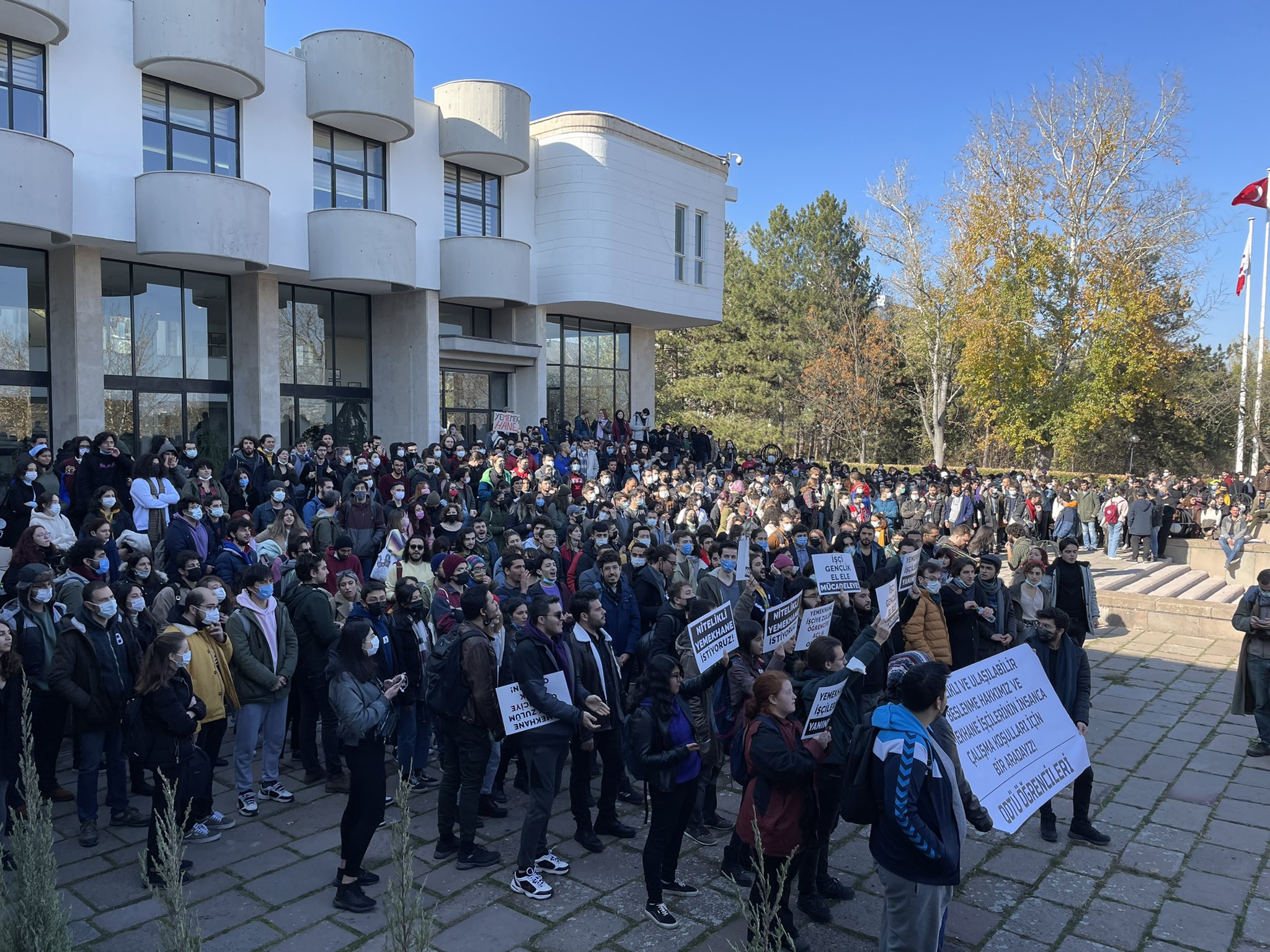 ODTÜ öğrencileri, 5 bin dilekçeyle beslenme hakkı için rektörlüğe yürüdü: &#8220;Ucuz, nitelikli yemekhane&#8221;
