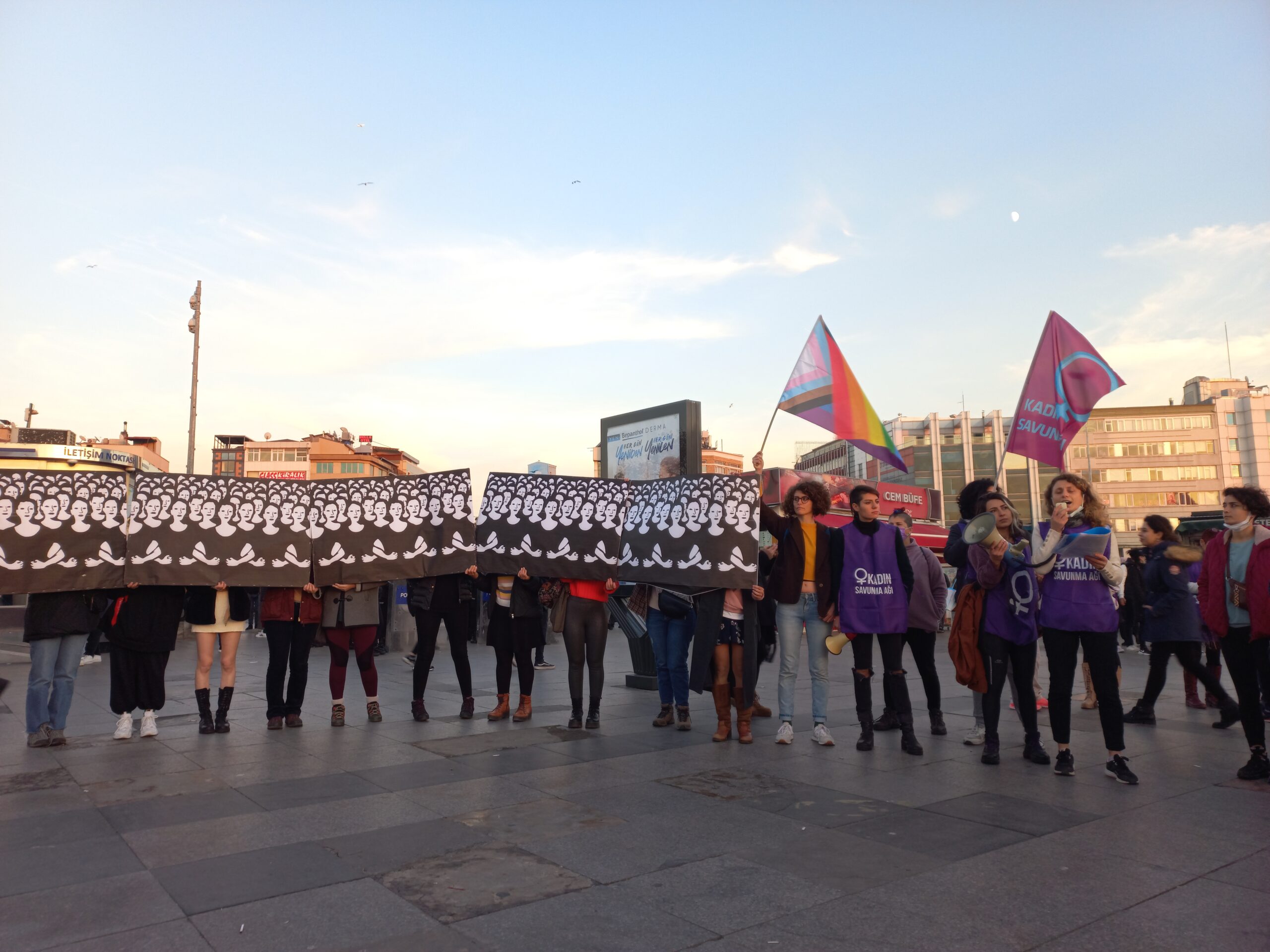 Kadın Savunma Ağı&#8217;ndan Kadıköy&#8217;de eylem: &#8220;Kadına yönelik şiddete karşı sen, ben, o sokağa&#8221;