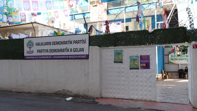 HDP Kayapınar binasına molotoflu saldırı