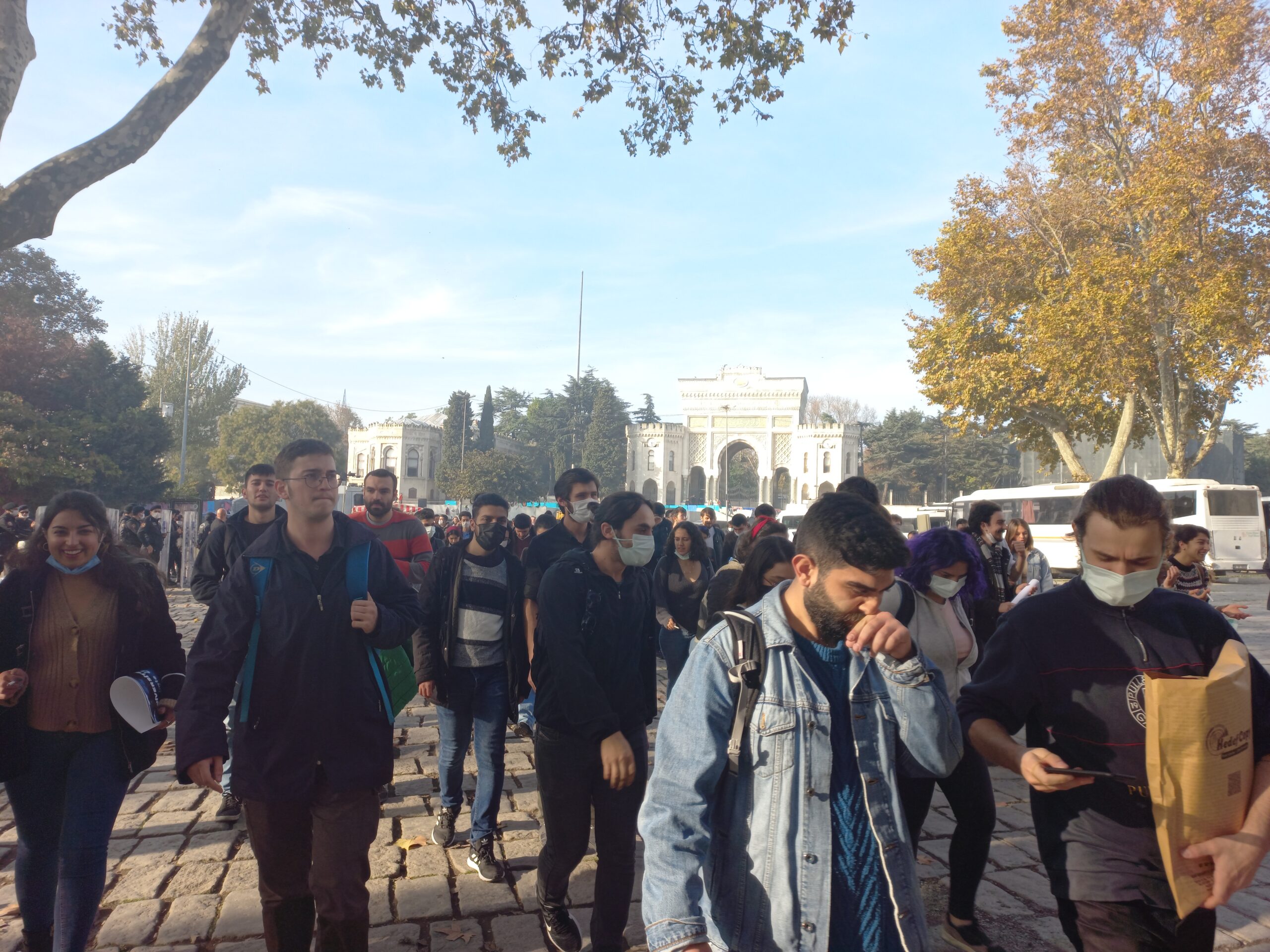 Turist olarak girilebilen İstanbul Üniversitesi&#8217;nde kampüsler arası geçiş yasağı getirildi