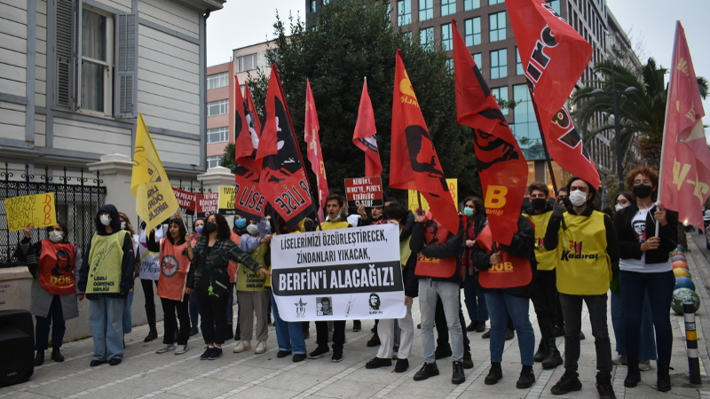 Liseliler tutuklanan Berfin Polat için Kadıköy&#8217;de eylemdeydi: &#8220;Liselerimizi özgürleştirecek, zindanları yıkacak, Berfin&#8217;i alacağız&#8221;