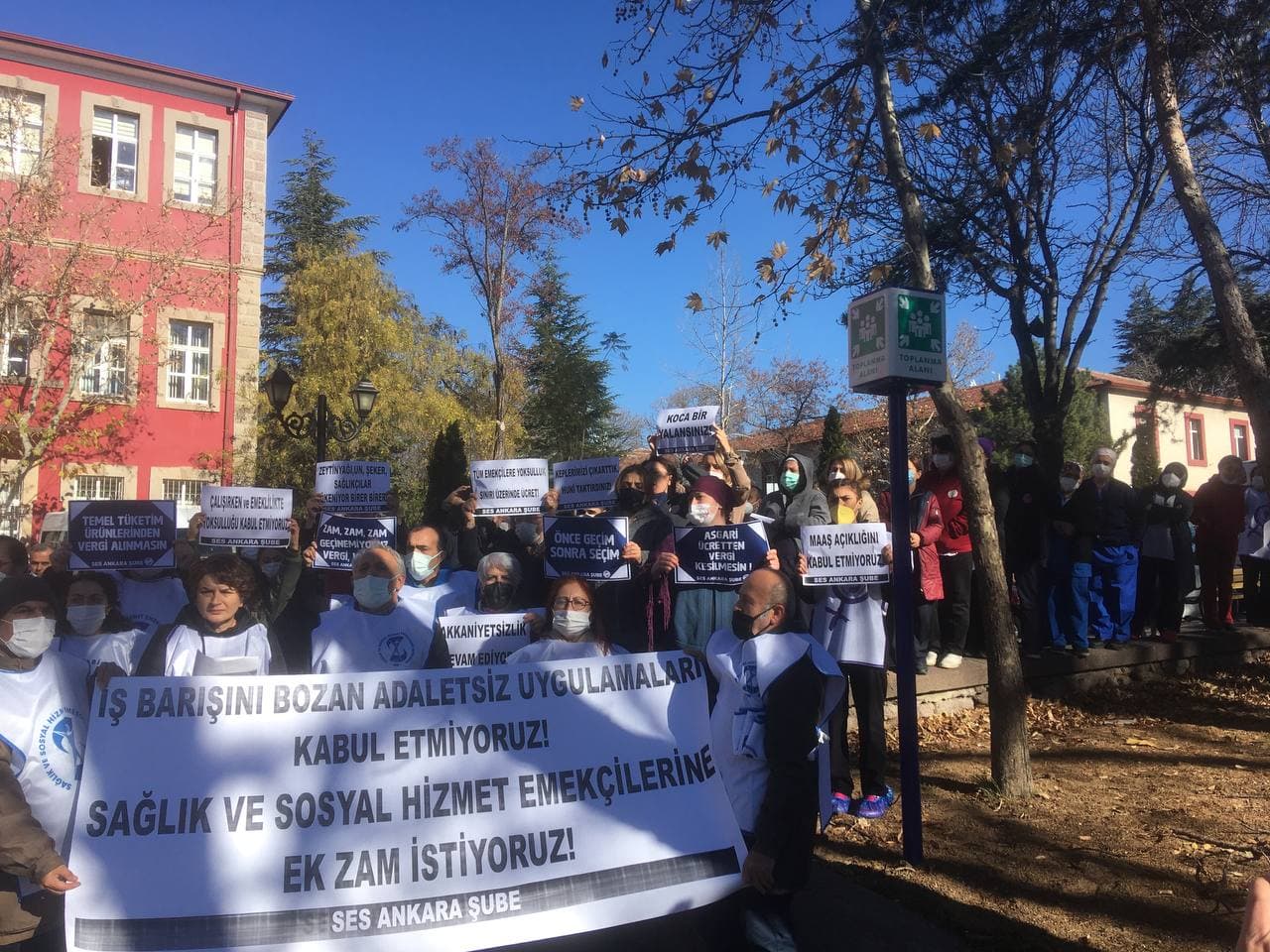Sağlık emekçileri ek gösterge düzenlemesindeki ayrımcılığa karşı eylemde: &#8220;Sağlık ekip işidir&#8221;
