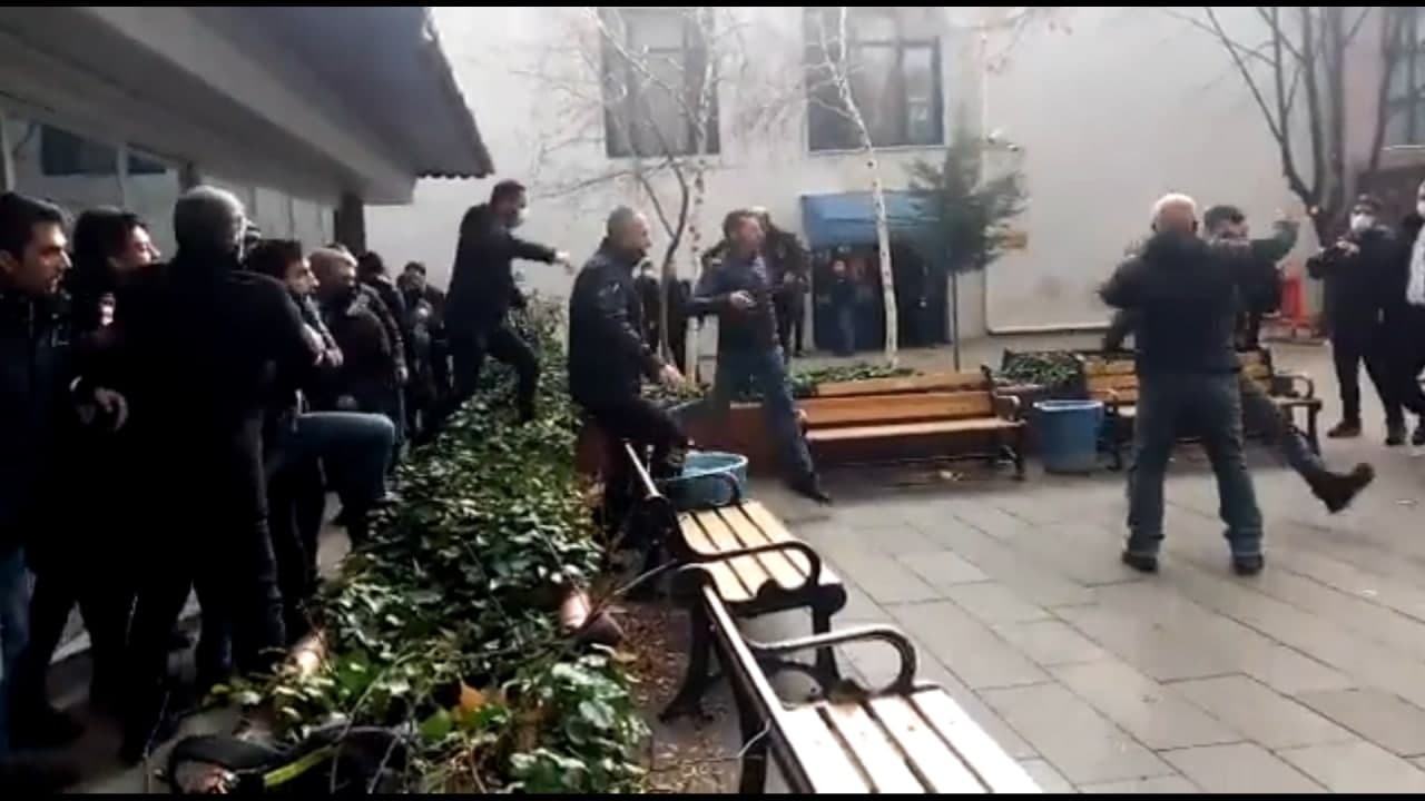 Üniversitelilerin &#8220;geçinemiyoruz&#8221; forumuna polis destekli faşist saldırı