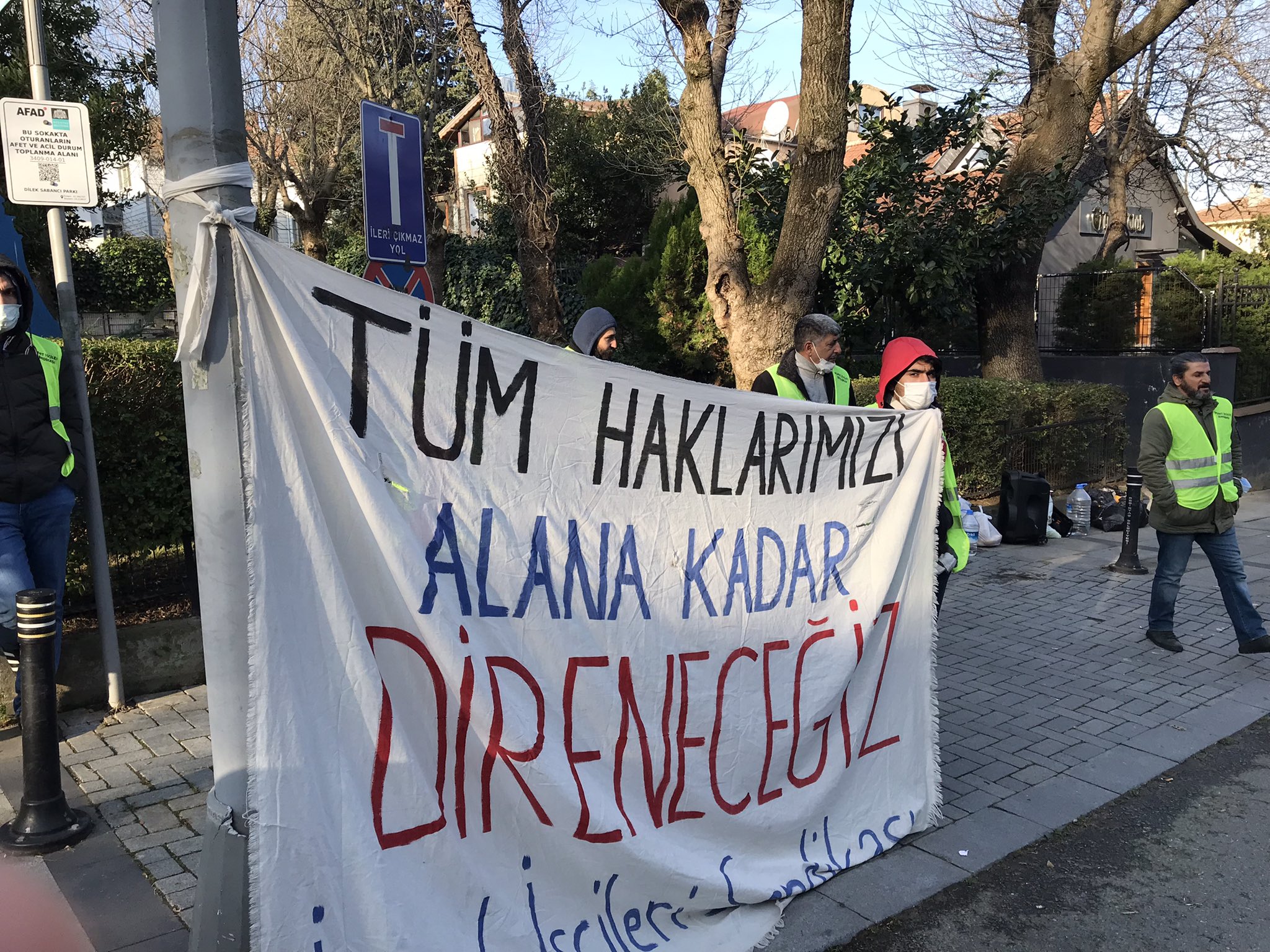 Mesailerini alamayan İnşaat-İş üyesi işçiler Türkerler Holding&#8217;in kapısına dayandı