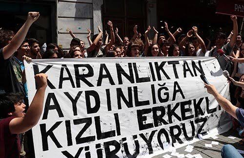 Beyoğlu Anadolu Lisesi öğretmenine açılan &#8220;kızlı-erkekli&#8221; gezi soruşturmasına öğrencilerden tepki: &#8220;Gerici zihniyetinize pabuç bırakmayacağız&#8221;