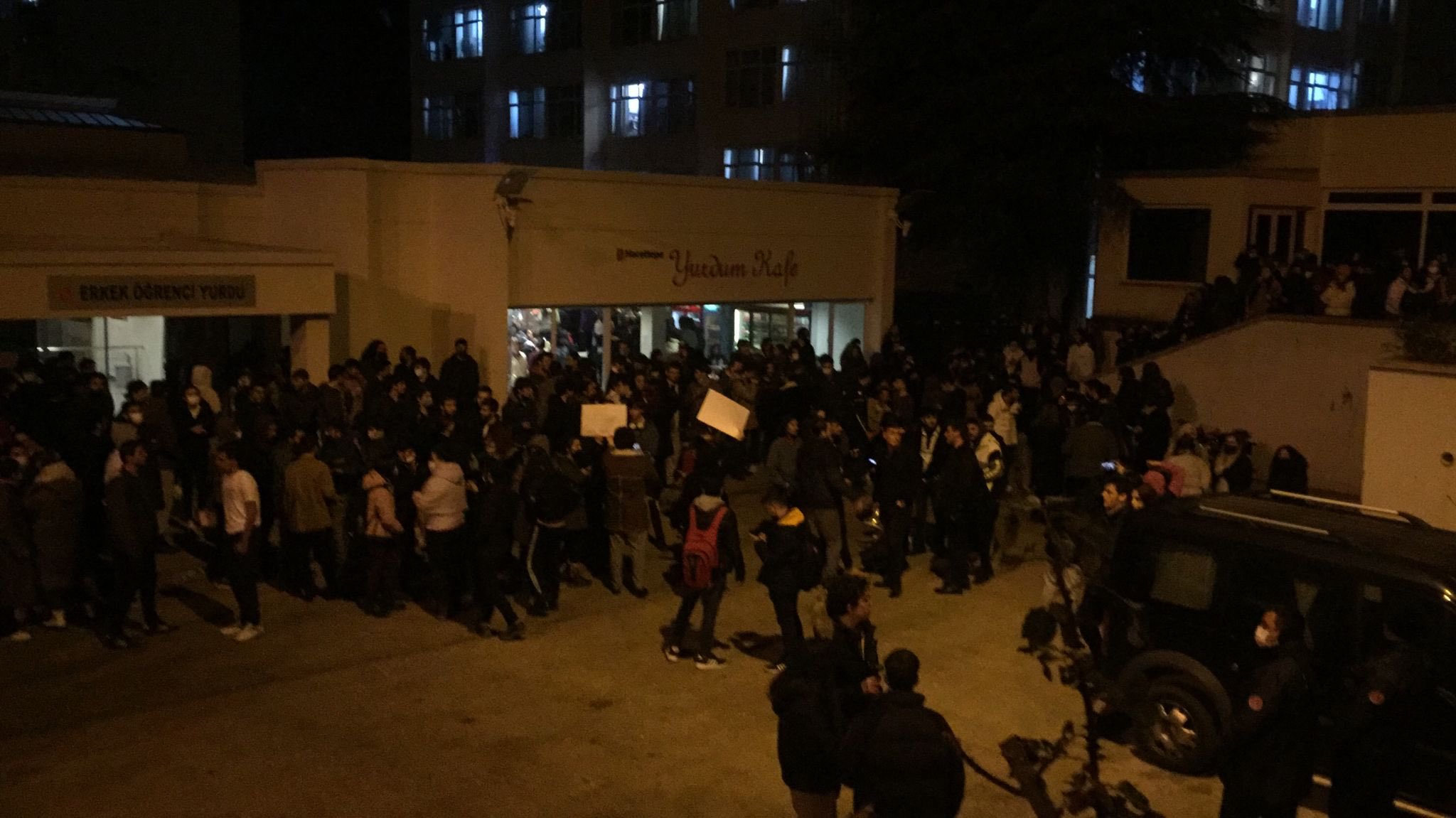 Hacettepe Üniversitesi öğrencileri niteliksiz eğitim ve yurt koşullarına karşı isyanda: “Rektör istifa!”