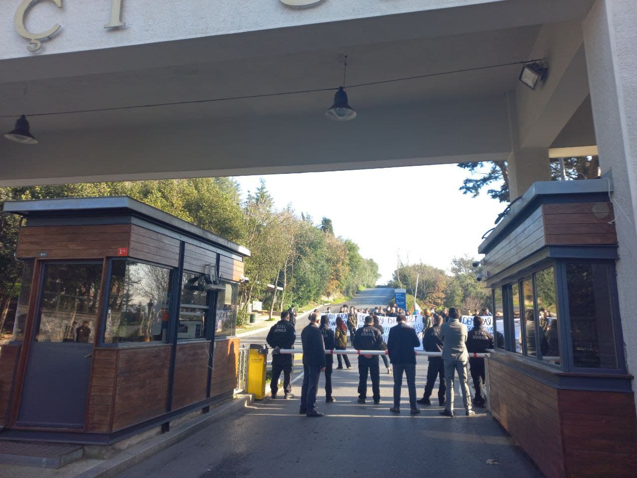 Boğaziçi Direnişi&#8217;nin birinci yılında öğrenciler üniversite kapısına yürüdü: &#8220;Taleplerimiz yerine getirilene kadar haklı direnişimizden vazgeçmeyeceğiz&#8221;