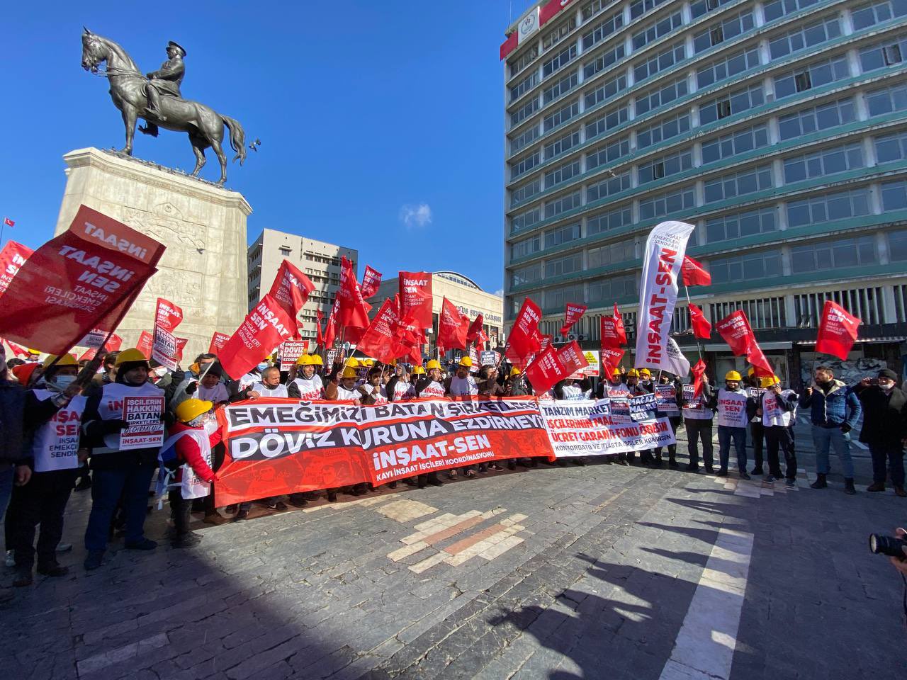 Kayı İnşaat işçileri mücadelenin birinci yılında Ankara’da: “Emeğimizi batan şirketlere, döviz kuruna ezdirmeyiz” Kayı İnşaat işçileri mücadelenin birinci yılında Ankara’da: “Emeğimizi batan şirketlere, döviz kuruna ezdirmeyiz”