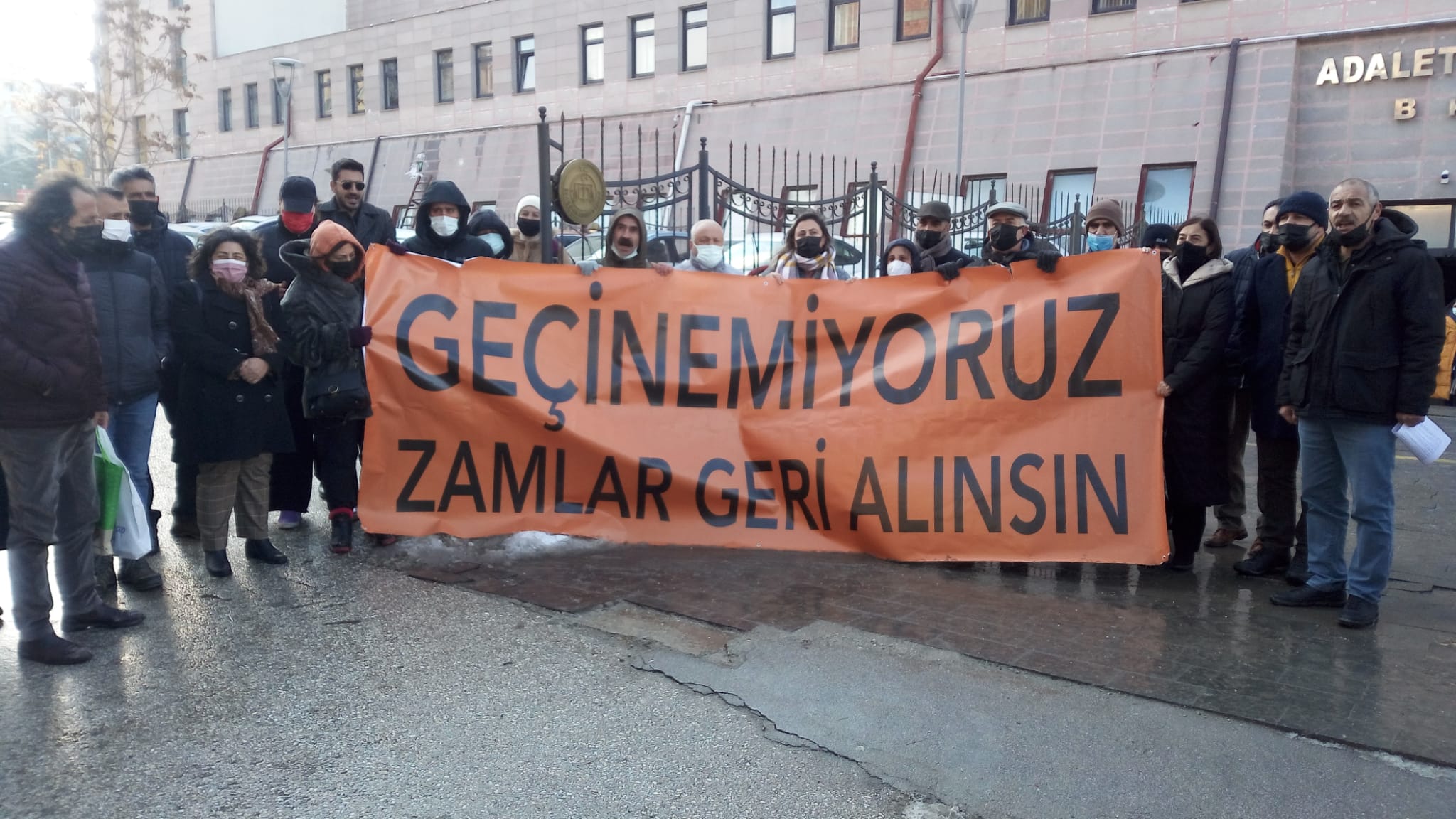 Eskişehir Halkevi, &#8220;Geçinemiyoruz&#8221; pankartı için kesilen 18 bin liralık cezanın iptalini istedi: &#8220;Sesimizi kesemeyeceksiniz&#8221;