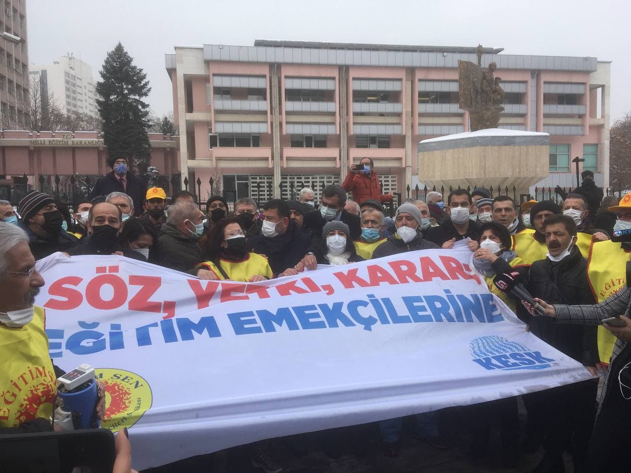 Eğitim Sen, polisin engelleme girişimine rağmen Öğretmenlik Meslek Kanunu&#8217;na karşı eylemde: &#8220;Öğretmenlik kariyer değil ihtisas mesleğidir&#8221;