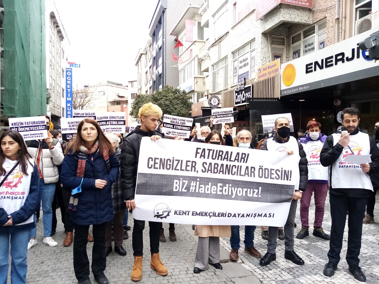 Kent Emekçileri Dayanışması, Enerji-SA önünden seslendi: &#8220;Faturaları, Cengizler ve Sabancılar ödesin&#8221;