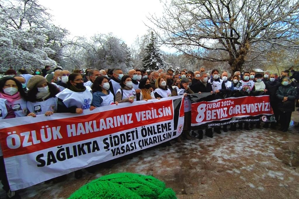 Hekimler ekonomik ve özlük hakları için Meclis önünde: &#8220;8 Şubat’ta G(ö)REV zamanı&#8221;