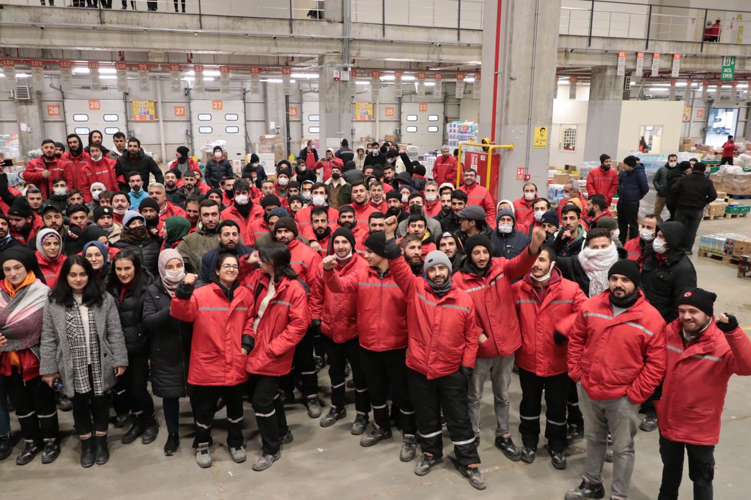 Migros işçileri polis ablukası altına alınan depodan zorla dışarı çıkartıldı: Çok sayıda işçi gözaltında