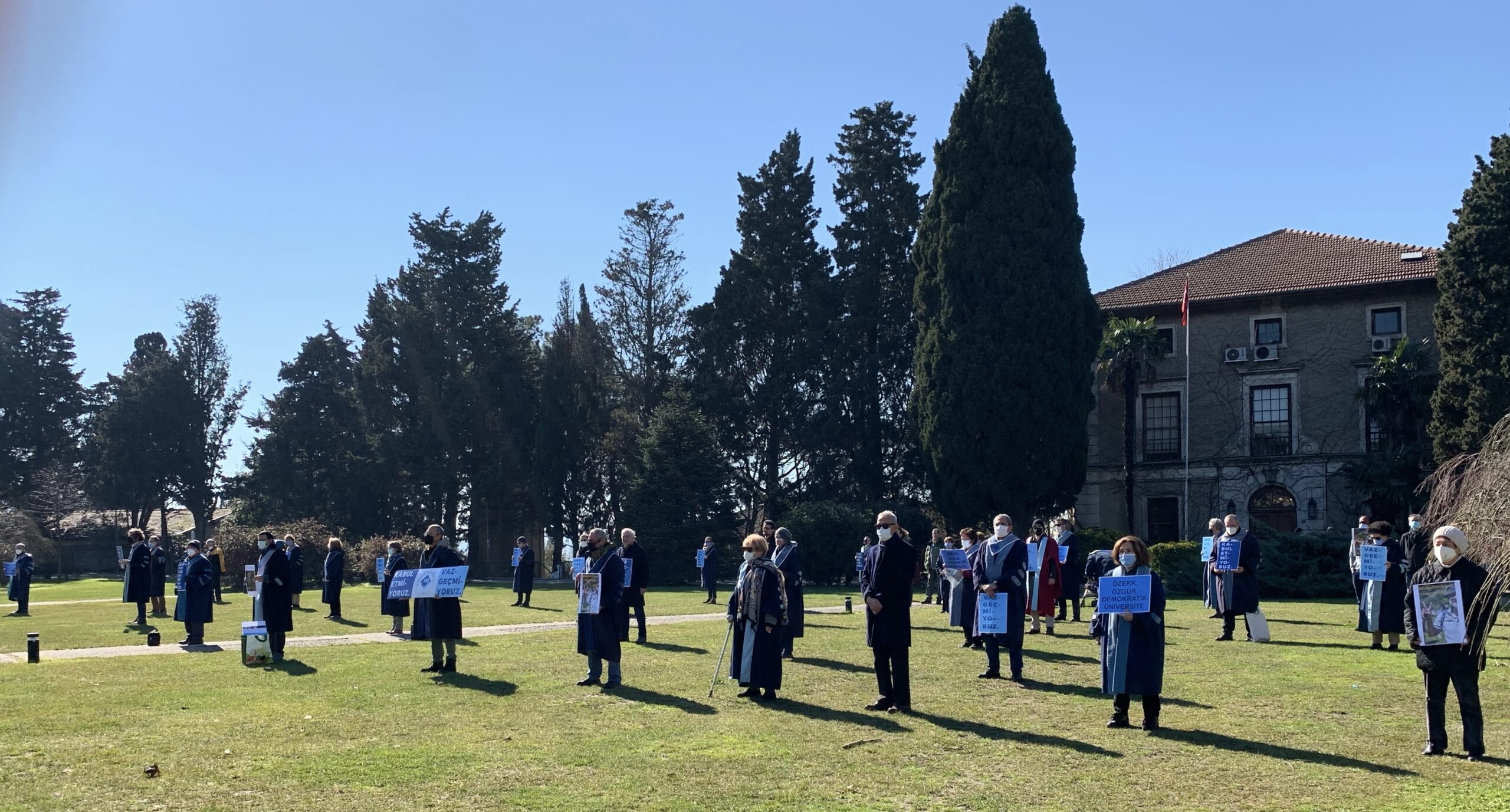 Boğaziçi Üniversitesi’nde akademisyenlerin nöbeti 275. gününde: &#8220;Atanmış yönetim bu hafta da üniversitemize uzun yıllar hizmet etmiş bir hocamızın görevine son verdi&#8221;